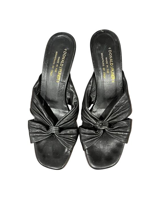 Donald J Pliner Shoes - Women’s Italy Donald J Pliner soft black leather Kitten heels shoe size 7.5N